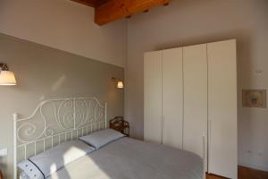 1 dormitorio con 1 cama y armario blanco grande en Casa Vigole, en Toscolano Maderno 49 fotos más