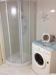eine Waschmaschine im Bad mit Dusche in der Unterkunft Alloggio privato Giunic in Cagliari