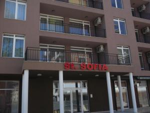 un bâtiment avec un panneau indiquant st sophia dans l'établissement St. Sofia Apartments - Official Rental, à Sunny Beach