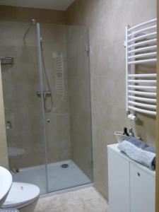 łazienka z prysznicem, toaletą i umywalką w obiekcie Apartament na Klifie 14 w mieście Ustronie Morskie