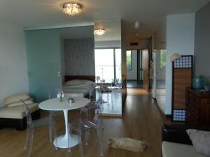 salon ze stołem i kanapą w obiekcie Apartament na Klifie 14 w mieście Ustronie Morskie +32 zdjęcia