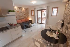 Kuchyňa alebo kuchynka v ubytovaní Apartmani Ivanov Poljana
