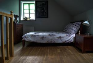 Łóżko lub łóżka w pokoju w obiekcie Apartamenty Nadedworce