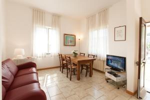 uma sala de estar com uma mesa e uma televisão em La Villetta em Portovenere