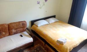リヴィウにあるApartments in Lviv Centerのベッドルーム1室(ベッド2台、ソファ付)