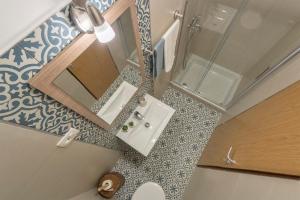 uma pequena casa de banho com WC e lavatório em Apartment Rio em Fasana