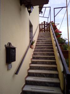 RutinoにあるCasa Vacanze Alessia Pizzaの花の咲く建物へ続く階段