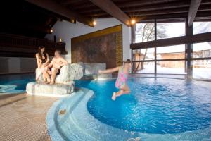Bazén v ubytovaní Posthotel Pfunds alebo v jeho blízkosti