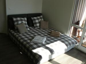 Un pat sau paturi într-o cameră la Studio Belle Vue