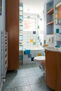 y baño con aseo y lavamanos. en Apartament Nadmorski, en Gdansk
