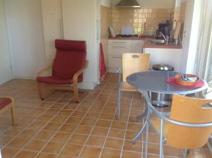 a kitchen with a table and chairs in a room at Beeldend Buiten in Wichmond