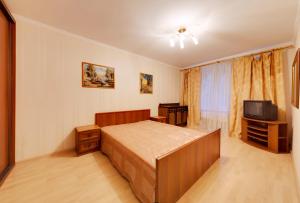 モスクワにあるApartment Prospekt Mira 182のベッドルーム(ベッド1台、テレビ付)