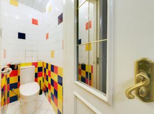 モスクワにあるApartment Prospekt Mira 182のカラフルなタイル張りの壁、トイレ付きのバスルーム