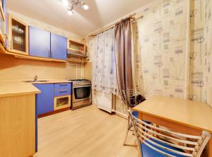 モスクワにあるApartment Prospekt Mira 182の小さなキッチン(青いキャビネット、コンロ付)