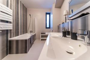 O baie la Vila Cotroceni Boutique Apartments +25 fotografii