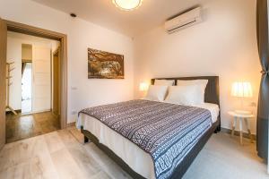 Un pat sau paturi într-o cameră la Vila Cotroceni Boutique Apartments