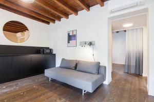 ein Wohnzimmer mit einem Sofa und einem Spiegel in der Unterkunft Milano Suite - Downtown in Mailand