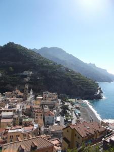 vista su una città con spiaggia e sull'oceano di Casa Nannina a Minori