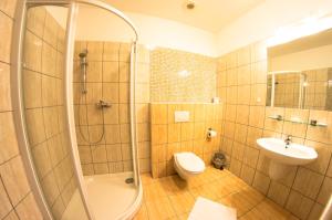 Koupelna v ubytování Wellness Hotel Hukvaldy POLOPENZE A WELLNESS V CENĚ
