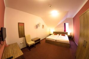 Postel nebo postele na pokoji v ubytování Wellness Hotel Hukvaldy POLOPENZE A WELLNESS V CENĚ