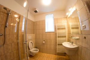 Koupelna v ubytování Wellness Hotel Hukvaldy POLOPENZE A WELLNESS V CENĚ