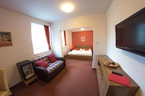 Postel nebo postele na pokoji v ubytování Wellness Hotel Hukvaldy POLOPENZE A WELLNESS V CENĚ