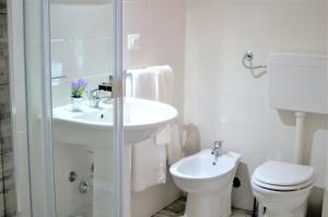 パレルモにあるB&B Noto Politeamaの白いバスルーム(洗面台、トイレ付)