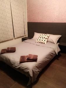 uma cama com duas almofadas num quarto em Guest House Pautalya em Kyustendil