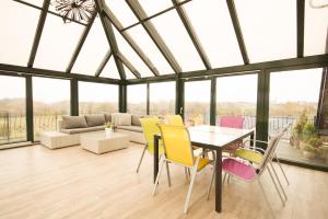 a conservatory with a table and chairs at Koral in Władysławowo