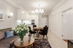 salon z kanapą i stołem w obiekcie Luxury Apartments - Wroclaw Old Town - Wrocław Rynek we Wrocławiu +37 zdjęć