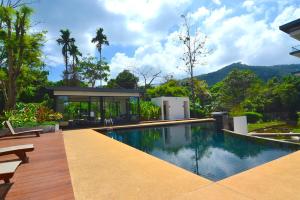 查汶布鲁公寓的房子前面的游泳池