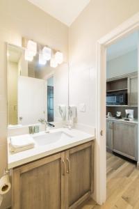 A bathroom at Hotel La Vista Azul