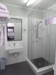 un bagno con doccia e lavandino di Motel Oasis a Kingaroy
