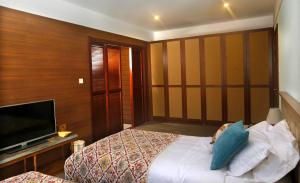 Un pat sau paturi într-o cameră la Shell Villa apartel resort