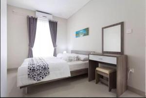 سرير أو أسرّة في غرفة في Bale Village B5 Villa