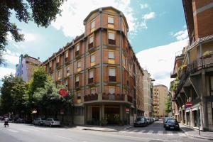 un edificio alto en la esquina de una calle en Hotel De Paris, en Terni