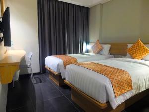 Postel nebo postele na pokoji v ubytování Maple Hotel Grogol + 21 fotografií