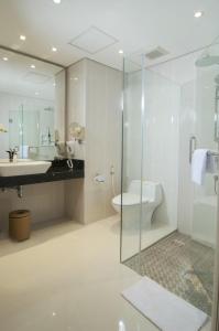 Ett badrum på Sulis Beach Hotel & Spa