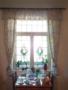 una mesa con comida delante de una ventana en Gästehaus Loschwitz en Dresden