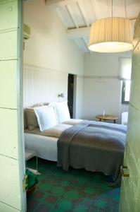 sypialnia z dużym łóżkiem w pokoju w obiekcie Il Ghiottone Umbro w mieście Todi
