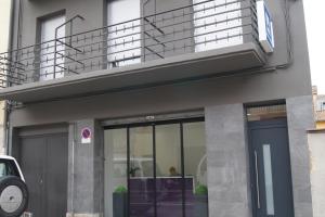 a building with a balcony on top of it at Bed&Breakfast 10 GIRONA in Girona