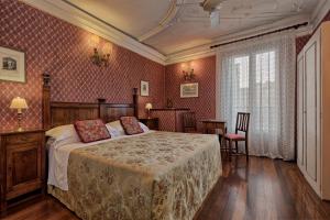 una camera con letto, tavolo e sedie di Hotel Galleria a Venezia