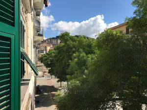 una strada alberata e un edificio verde di SOLE & LUNA a La Spezia
