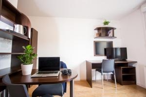 Cette chambre comprend un bureau avec un ordinateur portable et des chaises. dans l'établissement Central Fac, à Bourg-en-Bresse