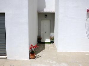 サン・ニコラス・デル・プエルトにあるHuéznar Ruralの白い扉と花の白い廊下