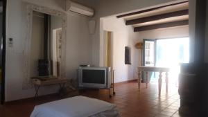 - un salon avec une télévision dans l'établissement ESGLESIA 4 by SOM Menorca, à Fornells