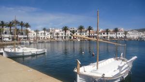 صورة لـ ESGLESIA 4 by SOM Menorca في فورنيلس