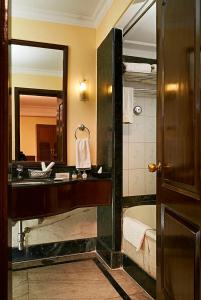 Koupelna v ubytování Qutub Residency