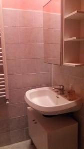 łazienka z białą umywalką i szafką w obiekcie Appartamento Isabella w mieście Pistoia