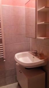 baño con lavabo blanco y armario en Appartamento Isabella, en Pistoia